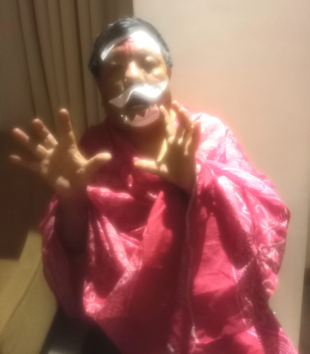 लौ हेर्नु होस् अचम्मको जन्तुको फोटो - तपाइंले बिश्वास गर्नुस वा नगर्नु होस् यो अचम्मको जन्तु नै हो र खतरनाक पनि छ । यो जन्तु आफ्नो आत्मकथाको किताब बेच्न भनेर काठमाडौँ बाट हिंडेको आज ठ्याक्कै १०० दिन पुग्यो । करिब ८४ हजार जति किताब बेचिसक्यो र ५ करोड रुपैंया जति पैसा कमायो