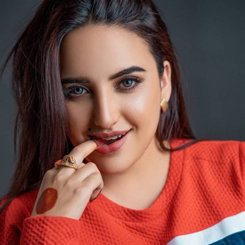 rohemaan's tweet photo. حریم شاہ کی مثال غریب کے کمرے کی چھت جیسی ہے 
ہر روز لیک ہو جاتی ہے 😁✌️
#Hareemshah https://t.co/5scmZGm9qp