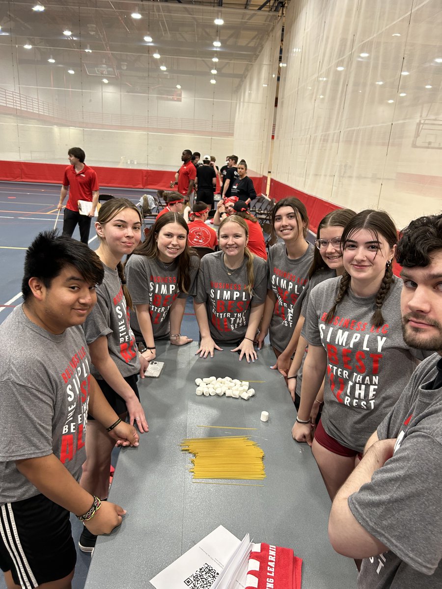 🎉 Our Business Living Learning Community rocked Housing and Residence Life's annual LLC Field Day! 🚀 From paper airplane contests to spaghetti tower building, it was a night packed with fun. Check out the highlights! #BusinessLLC #WKU #StudentLife 🎈🏗️