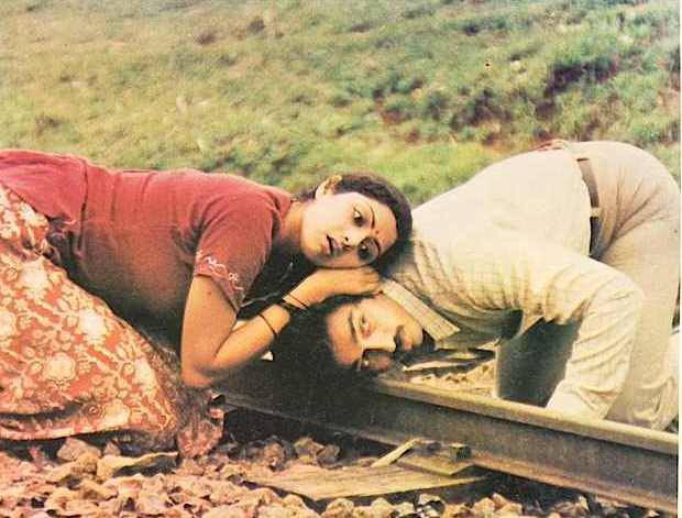 aye zindagi, gale laga le, hum ne bhi tere har ek gham ko gale se lagaya hai... hai na? by Gulzar, Suresh Wadkar, Ilayaraja (1983) Sadma - Kamal Haasan, Sridevi Remake of Tamil film 'Moondram Pirai' by Balu Mahendra