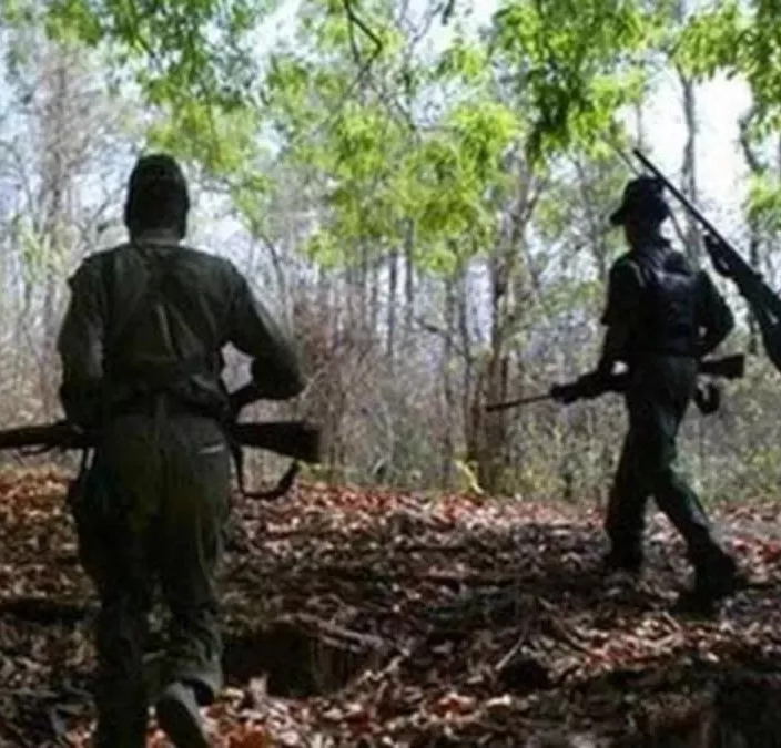कांकेर में सुरक्षाबलों ने 18 नक्सलियों को किया ढेर, जंगल में मुठभेड़ जारी; भारी मात्रा में हथियार बरामद कांकेर में पुलिस और नक्सलियों के बीच मुठभेड़ में 18 नक्सलियों के मारे जाने की खबर है। जवानों ने अबतक 10 नक्सलियों के शव बरामद कर लिए हैं