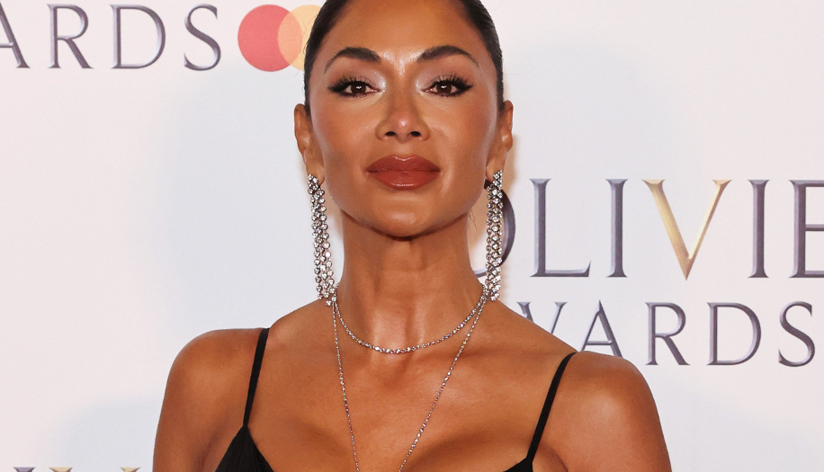 Nicole Scherzinger barely tames curves in plunging corset dress with thigh slit #nicolescherzinger #curves #curvy #corset #olivier #olivierawards #olivierawards2024 dailystar.co.uk/showbiz/us-sho…