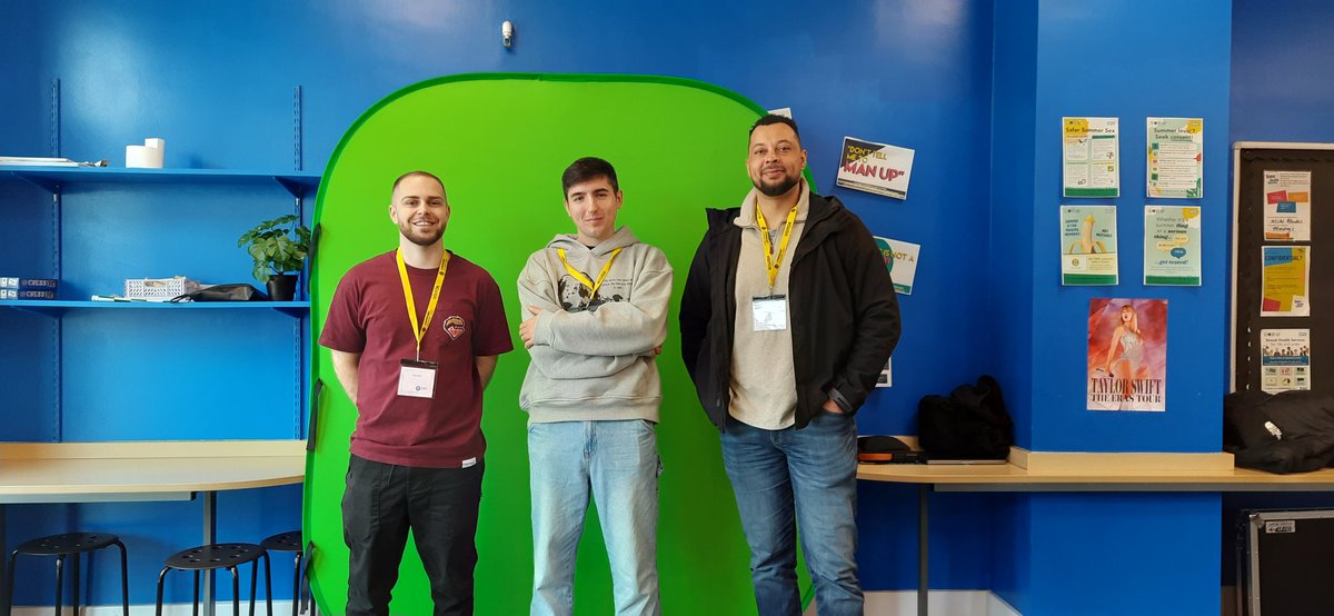 We spent the morning at @CedarsAcad who were offering their students an exciting employer encounter! Thank you @yasin_hqfamilia and staff at @HQ_CAN_CIC @HQRecording for inspiring students and giving them an insight into the #Creative and #Digital sector! #UnboxYourFuture