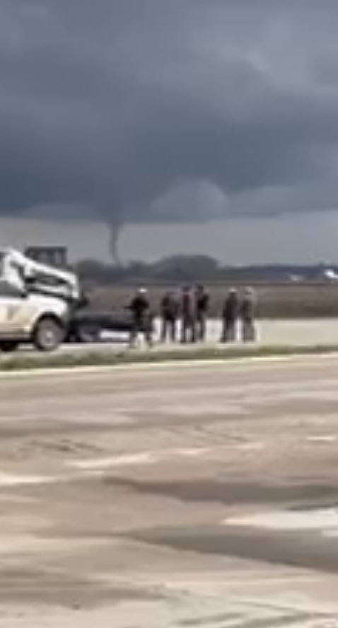 #tornado near Columbus Nebraska a bit ago via Emergency Management. #newx