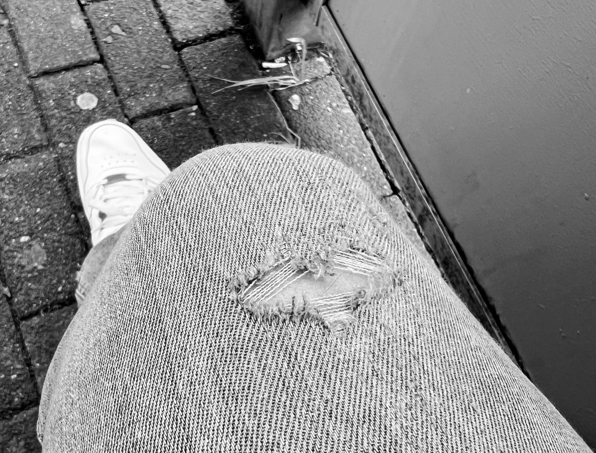 RA_Conrad's tweet photo. Sagt an, ihr jungen Leut‘, die Derartiges in Ladeneinrichtungen kaufet, steigert es nun den Wert des #Beinkleid|es oder werfet man es weg? 🫣😂 #zufett #geplatzt https://t.co/hso2UfYuDm