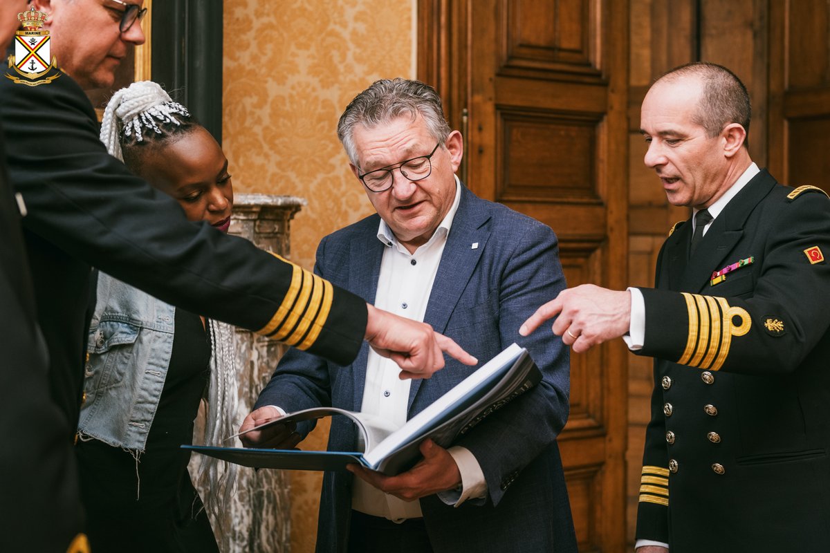 Vandaag heeft de Belgische Marine een aandenken van de kiellegging van het toekomstige mijnenbestrijdingsvaartuig Brugge overhandigd aan de burgemeester van de @StadBrugge, Dirk de Fauw. De meter van het toekomstige schip, schrijfster @DallilaHermans, was hierbij ook aanwezig.