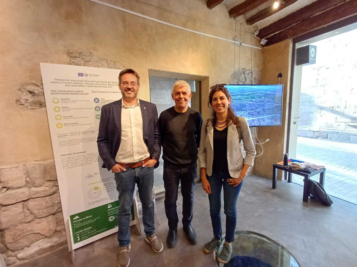 ERCAnoia's tweet photo. 📚Visita de @mireSabate i @davidalquezar a @OmniumAnoia per descobrir els 12 anys d’història de l’Associació de Propietaris Forestals Miralles-Orpinell. No et perdis aquesta oportunitat única! Del 15 d’abril al 17 de maig. #Igualada #Omnium #Anoia https://t.co/ntSbmBMLzk