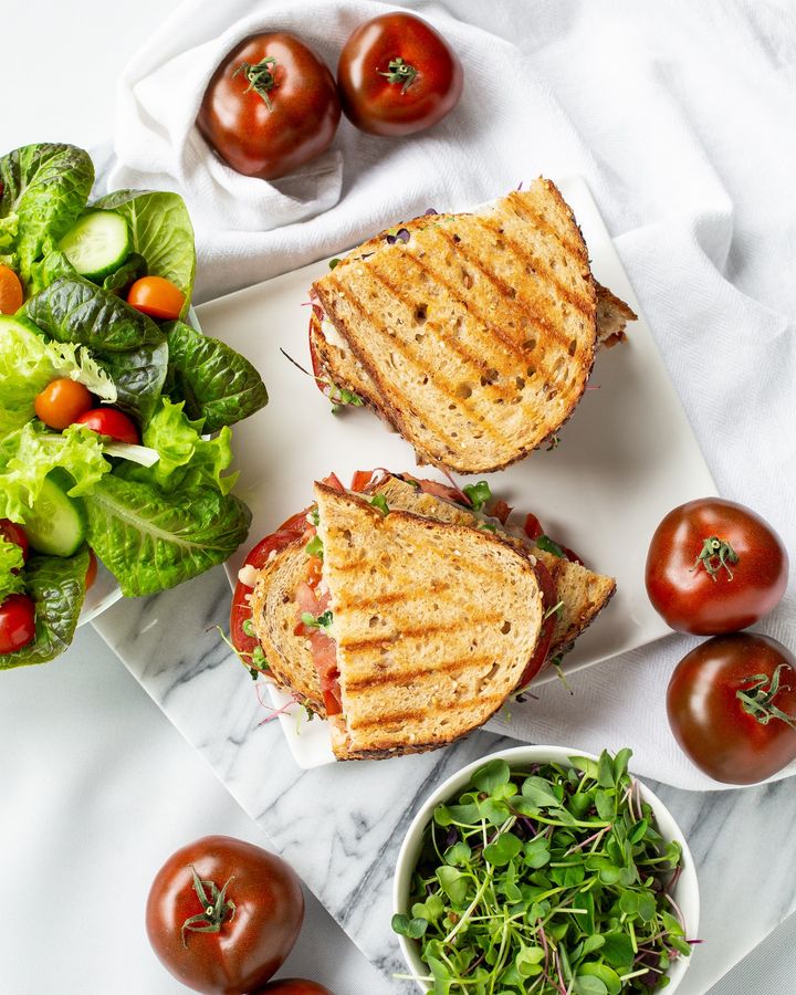The flavour from greenhouse-grown tomatoes really comes to life in these incredible grilled cheese sandwiches! It is so easy and fast to make and even faster to eat! Thanks to @DelFrescoPure for sharing a yummy recipe you need to try today! Recipe: bit.ly/3vROYWs