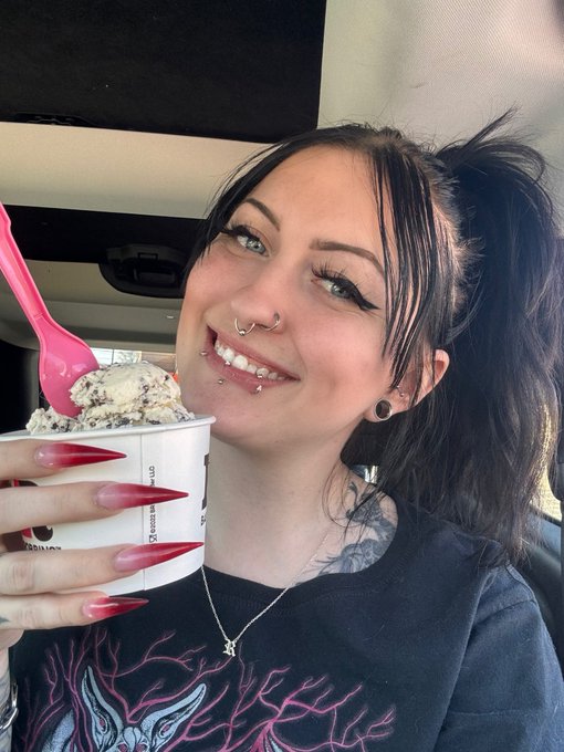 Get yourself a sweet treat today. You deserve it 🖤 https://t.co/pTuucEjgyv