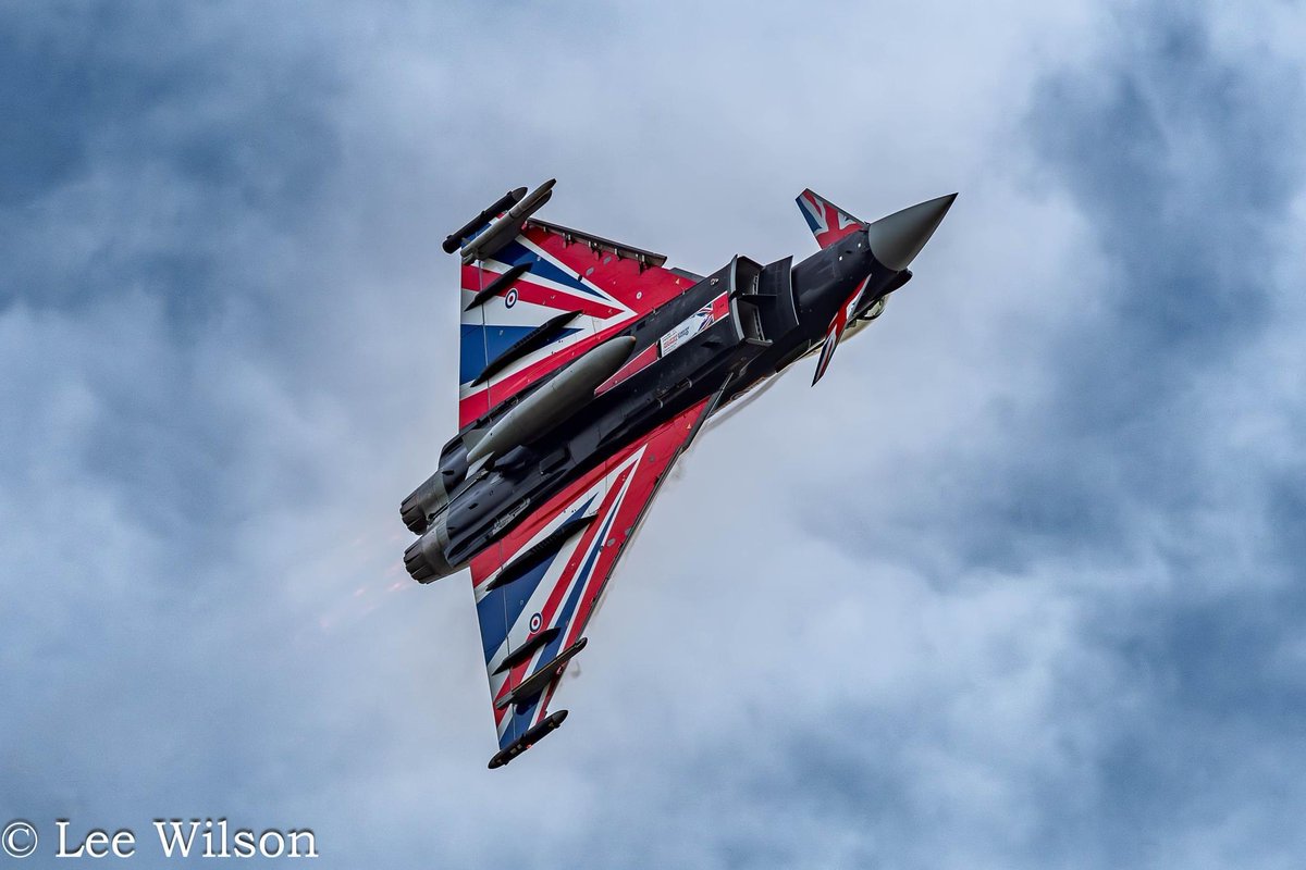 Leew532's tweet photo. Another stunning display flight by Turbo,looking fantastic now down to mins in Blackjack #eurofighter_typhoon #fighteraircraft #baesystems #fastjet #fastjets #aviation #avgeek #royalairforce #rafconingsby #militaryaviation #aviationphotography #typhoondisplayteam #typhoondisplay https://t.co/dQzQjX79m5