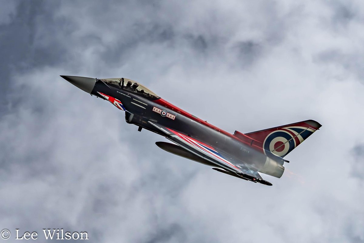 Leew532's tweet photo. Another stunning display flight by Turbo,looking fantastic now down to mins in Blackjack #eurofighter_typhoon #fighteraircraft #baesystems #fastjet #fastjets #aviation #avgeek #royalairforce #rafconingsby #militaryaviation #aviationphotography #typhoondisplayteam #typhoondisplay https://t.co/dQzQjX79m5