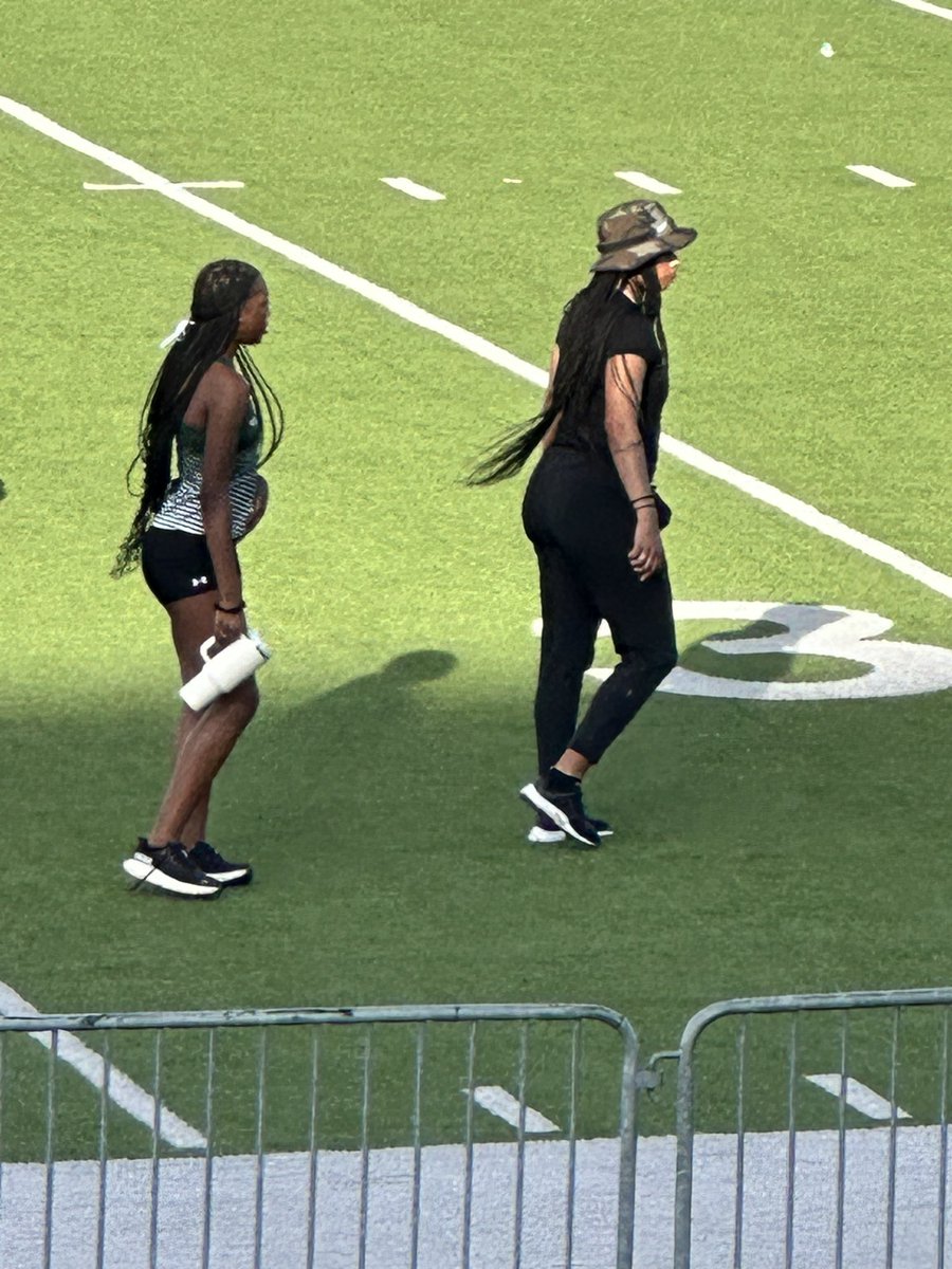 LaiOnThaTrack's tweet photo. “A coach is someone who sees beyond your limits and helps you break them.” – Michael Jordan. Coach Robinson is always a vibe for me! #AlwaysHonest #Motivator #Pusher #Believer #GoodCoachesMatter https://t.co/0PIc8P0NTf
