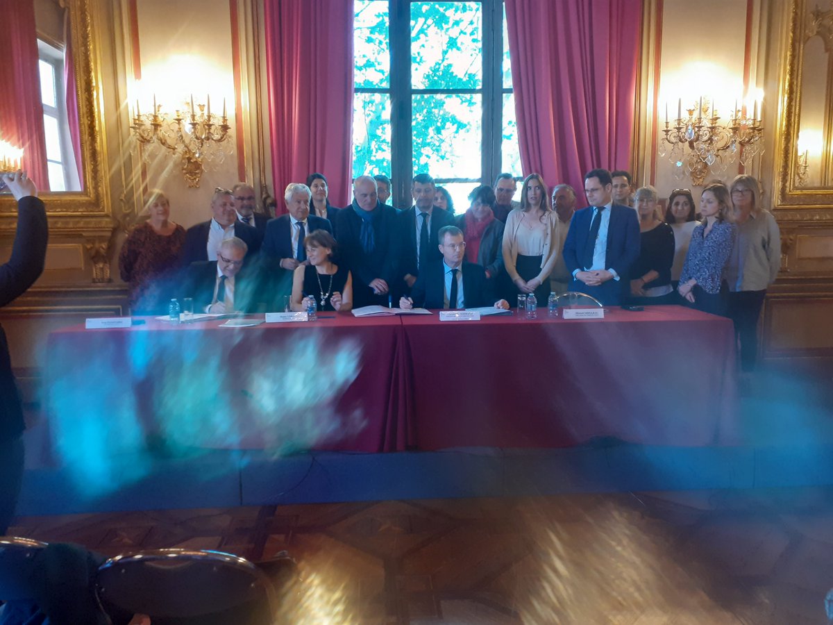 Prefet13's tweet photo. #ÉgalitésDesChances
La #CAF13 et @prefet13, aux côtés des nombreuses collectivités locales signataires, des fédérations de centres sociaux, de la CARSAT, de la MSA, ont signé la convention-cadre des centres sociaux après deux ans de travaux de co-construction, une convention unique en France qui sécurise le fonctionnement des centres sociaux pour les 4 années à venir.
#PolVille