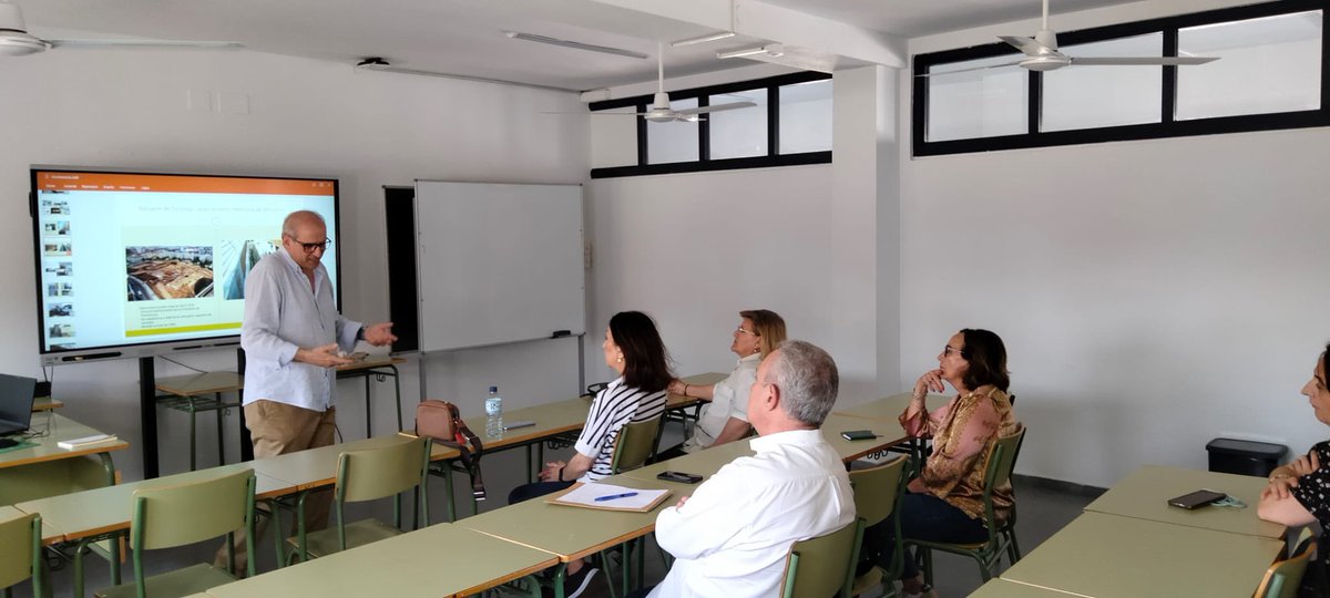 Cepa_Abril's tweet photo. Hoy nos ha visitado Manuel Cienfuegos, presidente de Amigos de Badajoz para presentarnos su asociación. https://t.co/gPgjNswOGu