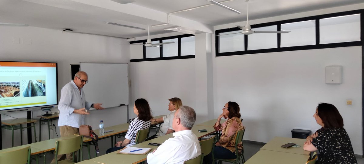 Hoy nos ha visitado Manuel Cienfuegos, presidente de Amigos de Badajoz para presentarnos su asociación.