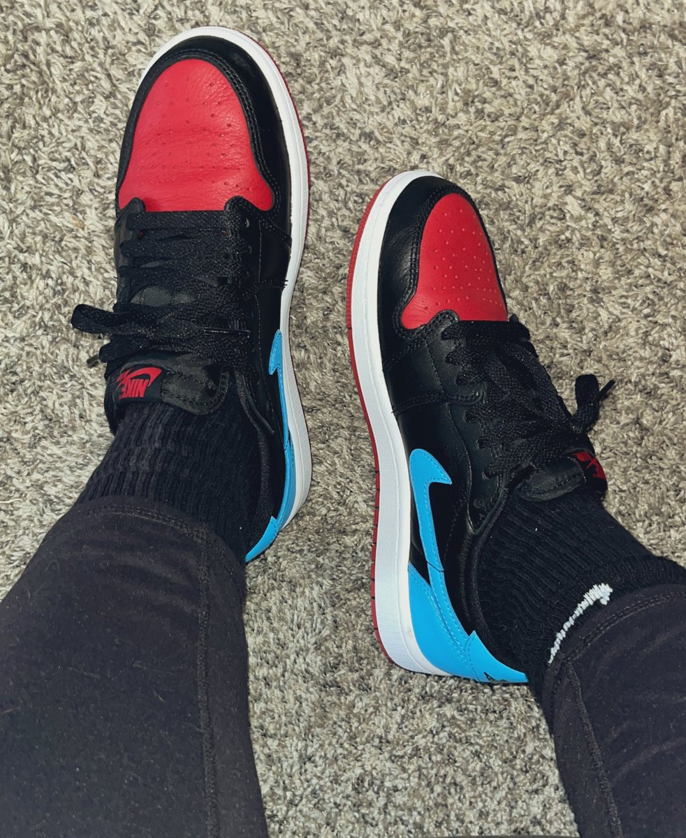 Decided to put clothes on today. Nothing special tho. Some comfy pants a bodysuit and a hat. 

AJ 1 low chi to nc 

#kotd #heatnothype #sneakersliveheatingup #wdywt