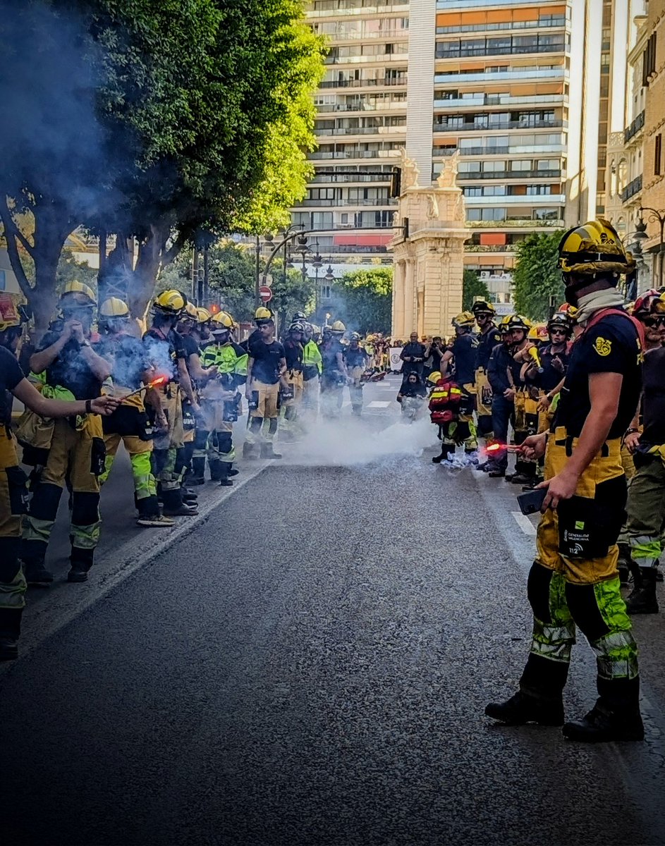 Los recortes en emergencias y en el servicio de bomberos forestales son un peligro que no podemos permitir. La seguridad y protección de nuestros montes y ciudadanos no deberían ser comprometidas por decisiones presupuestarias. #BomberosForestales