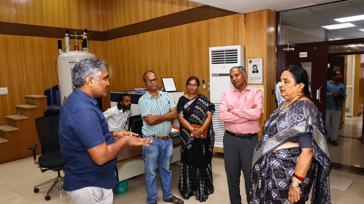 Dr. Santishree Dhulipudi Pandit, Vice-Chancellor @JNU_official_50 and CSIR Society member was at CSIR-IICT on 16th April, 2024. Had an interactive session with senior scientists and visited analytical facilities and bio-gas plant. @IndiaDST @CSIR_IND @DrNKalaiselvi