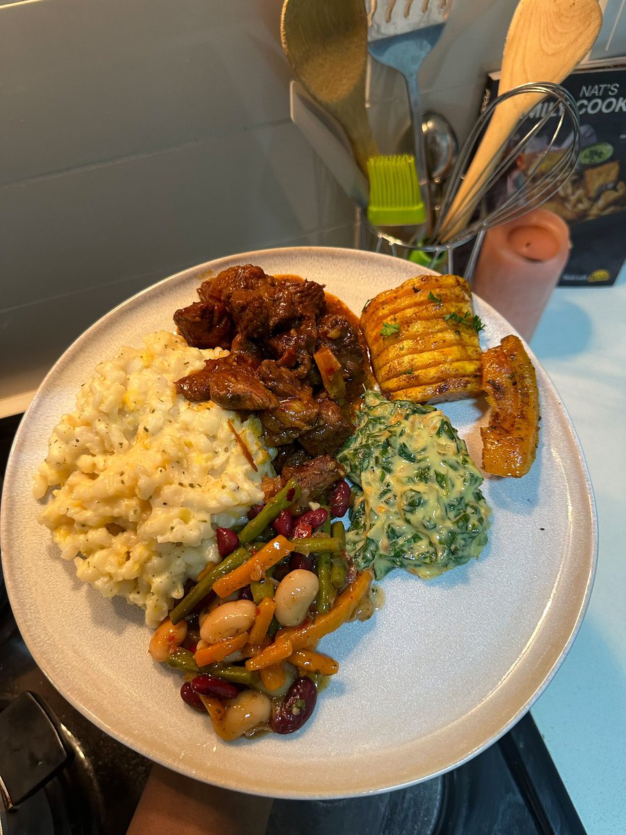 Nat_Mtsenga's tweet photo. Hey guys,my name is Natasha.  I’m self taught home cooked based in Pretoria East. The kitchen is my happy place and I love would to express my love for cooking to you 🥹so please book me for any of your catering needs.. here are some the dishes I recently made🫶🏽🥹 https://t.co/qcrQGc49vX