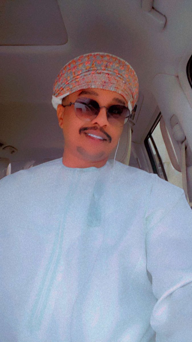 سرقني ما دريت إنَّه سرقنـي
نهبني وأحسب إنَّي فاطنٍ له 🖤☕️🎼