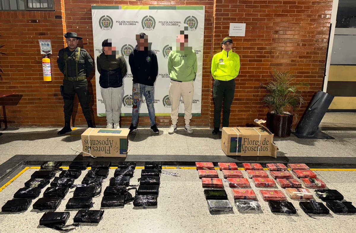 En puesto de control, sobre la avenida 26 con carrera 103, localidad de Fontibón (Bogotá), incautamos 52 kilos de cocaína que iban a ser introducidos al aeropuerto El Dorado para luego transportarlos a Miami (Estados Unidos). Tres capturados y un vehículo inmovilizado.