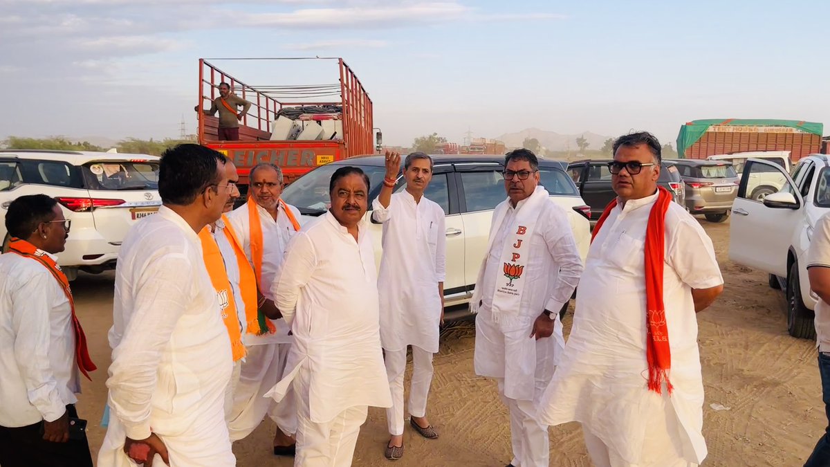 sanwalaramm's tweet photo. भाजपा पूर्व प्रदेश अध्यक्ष @DrSatishPoonia जी के सानिध्य में आयोजित जालौर-सिरोही लोकसभा कोर कमेटी बैठक में भाग लिया।

आगामी 21 अप्रैल को #भीनमाल पधार रहे यशस्वी प्रधानमंत्री श्री @narendramodi जी के सभा स्थल पहुंच कर आदरणीय भाईसाहब के साथ तैयारियों का जायजा लिया। https://t.co/wIDNUY0mrF