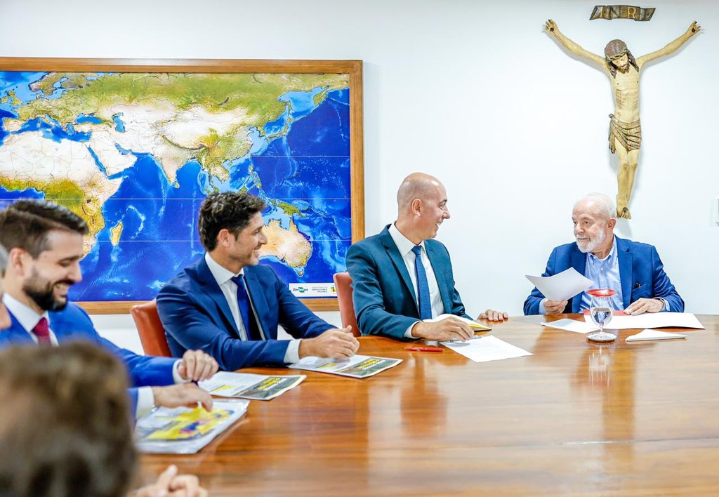 Ayer nos reunimos con el presidente @LulaOficial y otros funcionarios del gobierno brasileño para contarles que desde @MercadoLivre planeamos invertir R$ 23 mil millones (USD 4.450 millones aprox.) y contratar mas de 6.500 personas este año en Brasil
