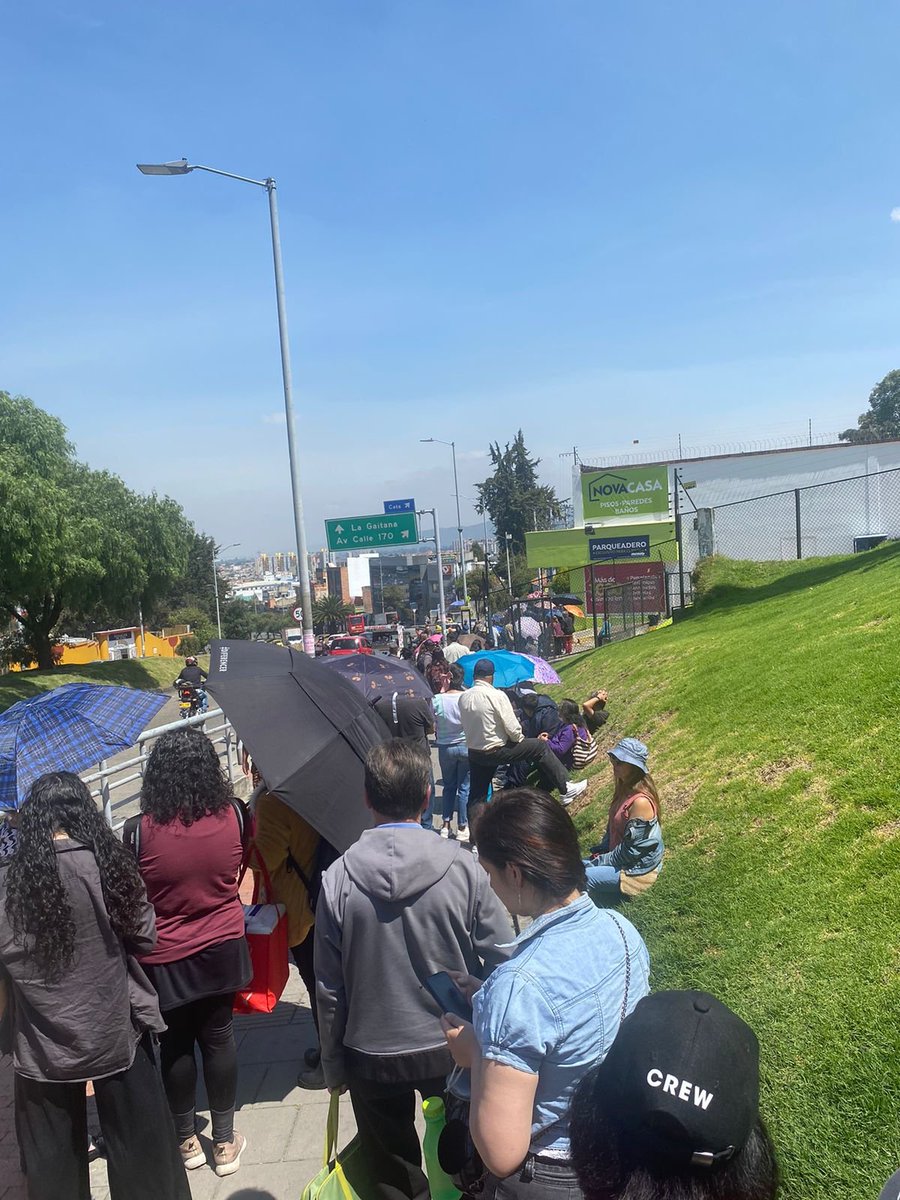 DavilabPaula's tweet photo. @Compensar_info @Evedisa #evedisa #saludencolombia de no creer que llegar a las 5 am de la mañana a hacer fila y siendo las 10 am y ni siquiera te han atendido, "se cae el sistema" y se pierde la ida, repetir la misma odisea y los que tenemos que trabajar que? Solución señores! https://t.co/TEmtwT9xw2