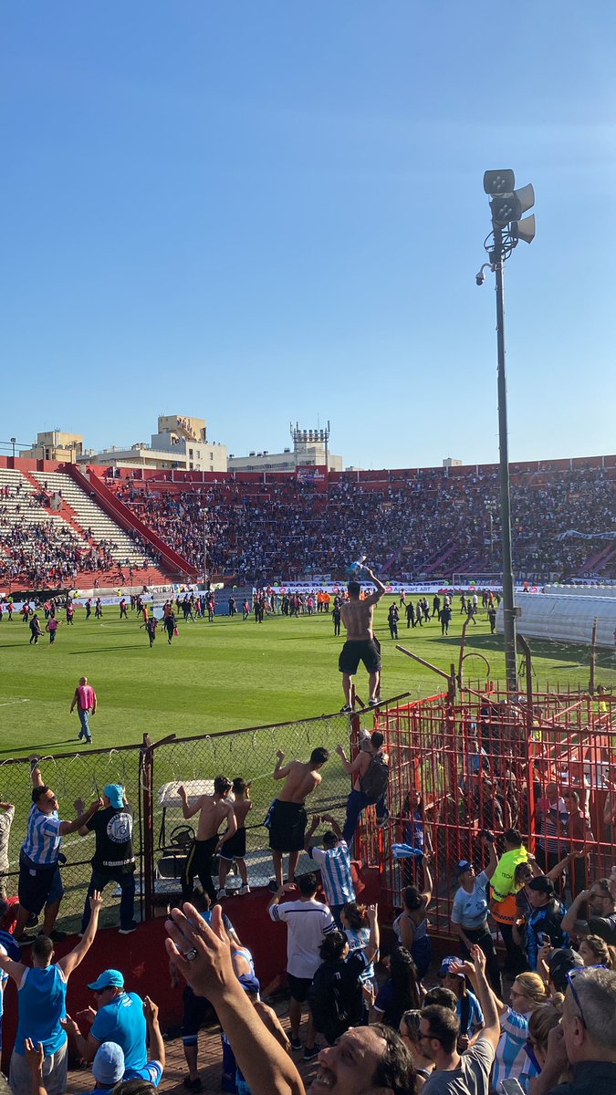 Lo que hice yo 3 días después del fatidico dia con River fue entrar a deportick y gatillar 3 lucas en un partido de mierda contra Tigre, pero después de ir y desmayarme del calor me di cuenta que no era la única enfermita, hay hinchas y hinchas...