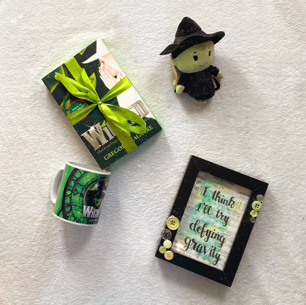 HelenJSlater's tweet photo. .@bertsbooks not only did my limited edition spredged copy of Wicked arrive in perfect condition, it also came beautifully displayed in a ribbon! This is the difference you get from an indie that giants like Ama*on could never replicate #supportindependentbookshops https://t.co/U3NlkgEjaz