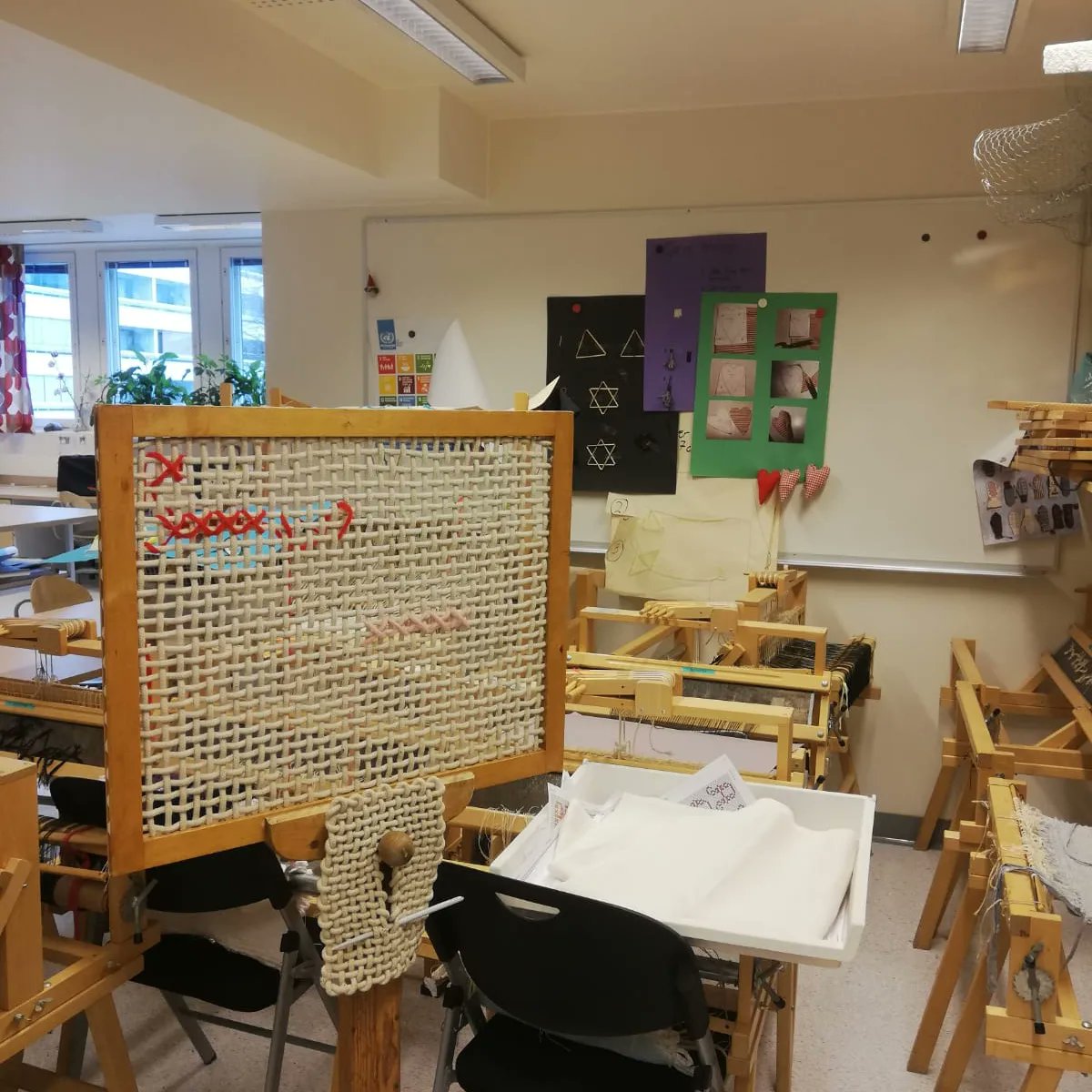 erasmusplusmon1's tweet photo. Nuestras compañeras Eva y Mirian ya están inmersas en su job shadowing en Vaasa (Finlandia). Hoy han hecho un tour por el instituto junto con el jefe de estudios, asistido a una reunión sobre la estrategia tecnológica en el centro y observado cómo se desarrollan las clases. https://t.co/fAPB5ZSo7Y