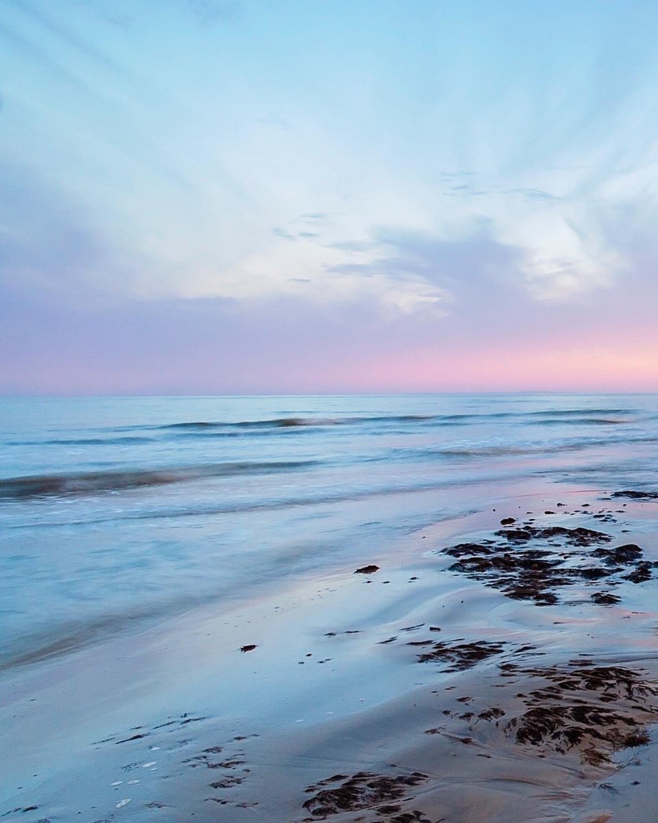 Isle of Wight sunrise. This is the beautiful Compton beach, location of the famous dinosaur footprint fossils 🦕🐾 @StormHour @ThePhotoHour @VisitIOW #isleofwight instagram.com/p/C51IwwECZNI/