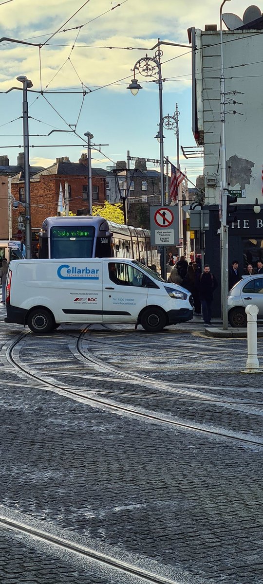 Fair play to the Cellarbar van, gaining literally no time here #Dublin