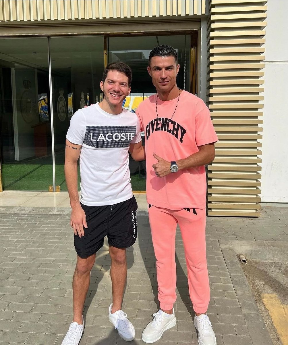TeamCRonaldo's tweet photo. Cristiano Ronaldo with a fan today. 🩷 https://t.co/4rgyiEjg22