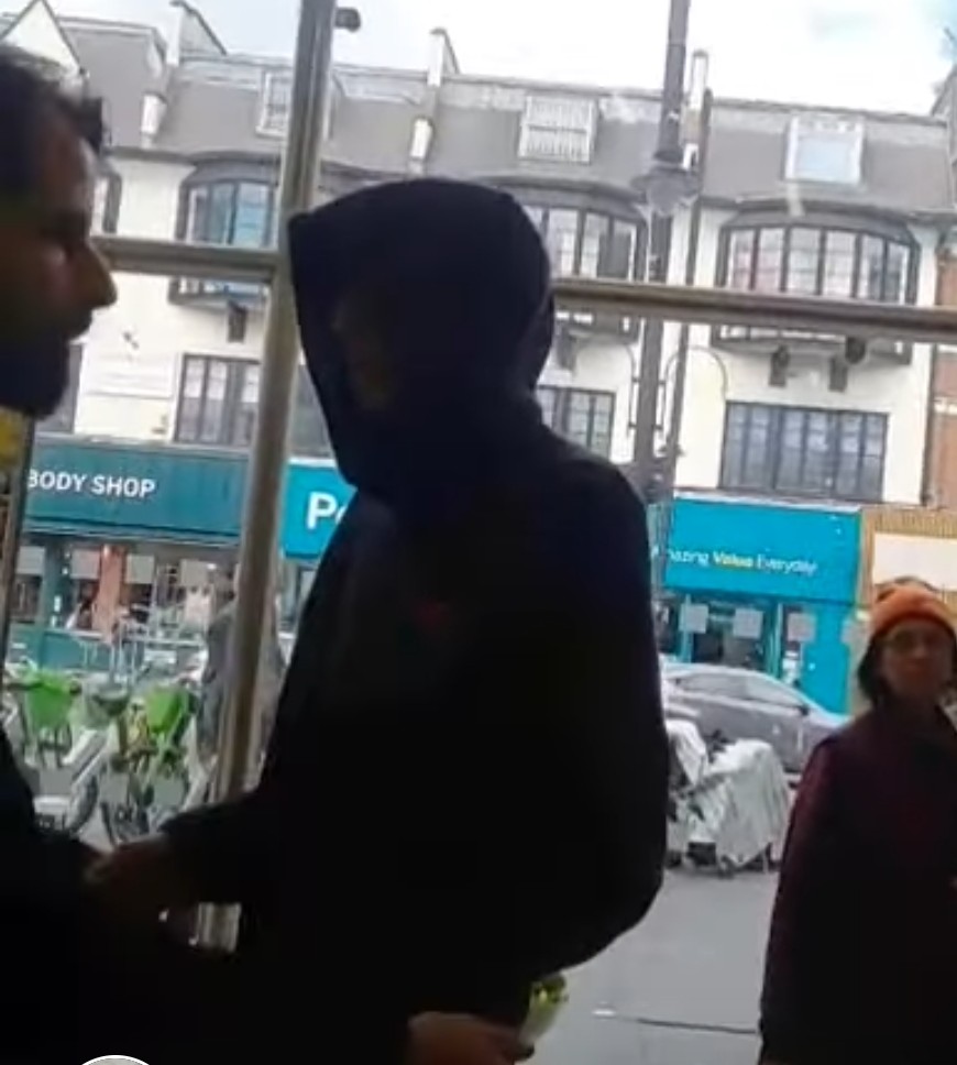 Entitled Shopper Says He's Paid, Gets Kicked Out by Security m.youtube.com/shorts/gkaqFgF… #ShopLifter #Theif #Stealing #Shop #Entitled #Lindon #StreetCrime #SadiqKhan #LondonMayor