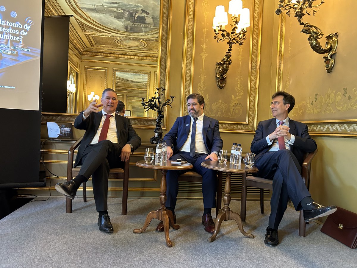 mati_creainnova's tweet photo. Excelente jornada de la @fundacion_ff sobre la #TomaDeDecisiones en contextos de presión e incertidumbre. y Excelentes ponentes, gracias a #FernandoCasado @illescasmiguel #CesarFerrer #PabloGalli @IGEMABUSINESS https://t.co/vskbWgBMVS
