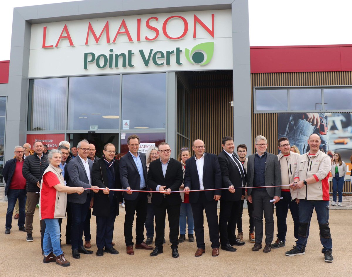 LucBinsinger's tweet photo. Investissement fort des coopératives CAL et LORCA sur notre territoire avec l’ouverture de La Maison PointVert à @stnicolasdeport . 3000m2 de surfaces commerciales dédiées au jardinage, aux animaux, au bricolage. 
Inauguré ce jour avec @thibault_bazin et @jf_husson https://t.co/5YeufPHeVc