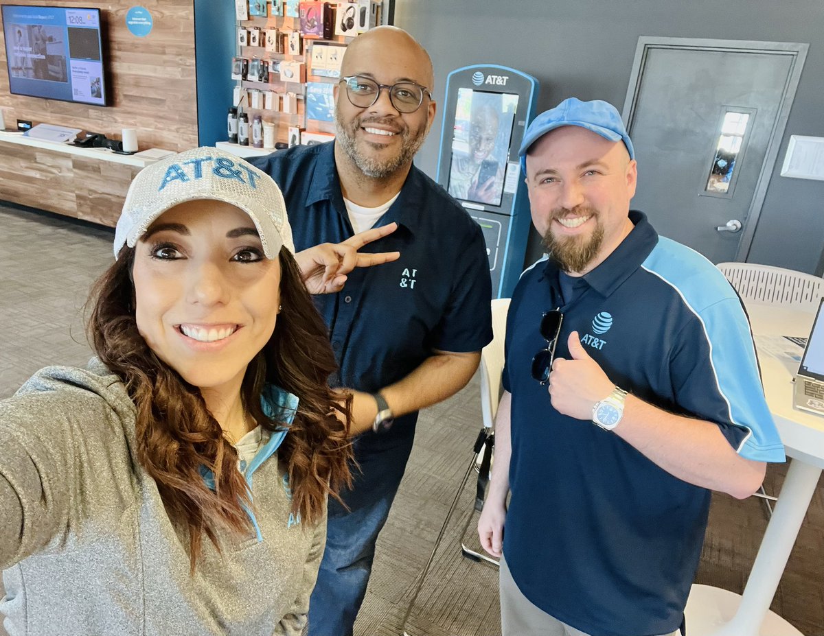 Veemann10's tweet photo. Road show ๐ with the crew! Coming to a store near you! #LeadersLead #WinMoore24 #ATT #KAMOkonnects @WesleyKyleNeal @AlyssaMoore_12 @iamericlang @itsthejmow https://t.co/AqUZ7mLbml