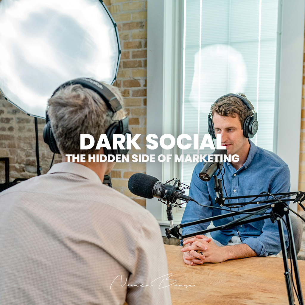 Dark social omvat de essentiële gesprekken die achter de schermen plaatsvinden. Het gaat hierbij om privéberichten, e-mails en chats waar content wordt gedeeld die onzichtbaar blijft voor standaard analytics tools.

#DemandGeneration #DarkSocial
