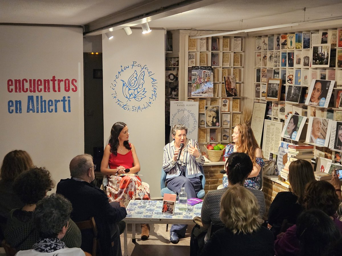 Aquí estamos en @LibreriaAlberti acompañando a @LauraFreixas