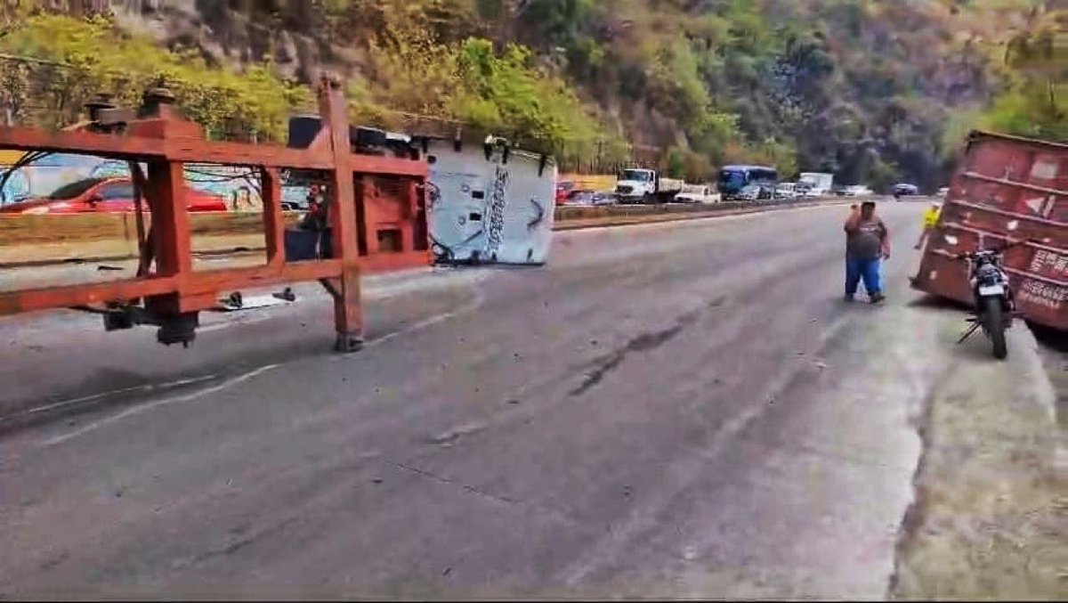 #TráficoSV | El conductor de una rastra perdió el control y volcó sobre el kilómetro 20 de la carretera Los Chorros, con sentido hacia Santa Tecla. Solo se reportan daños materiales, reporta la @PNCSV. El paso vehicular se encuentra restringido.