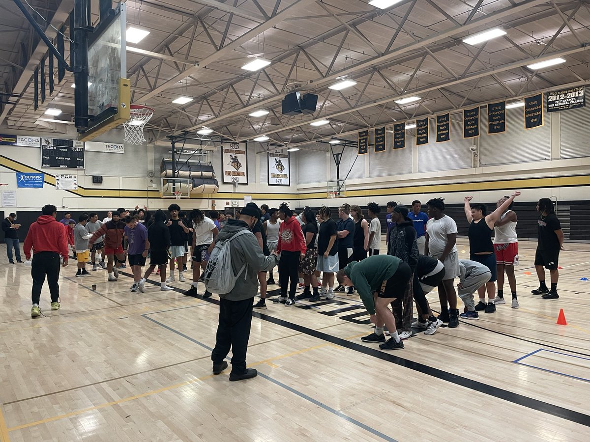 🚨🚨College Coaches🚨🚨

- Morning Workouts

- Tuesday to Thursday 

- 5:45am to 7:05am

- A great time to evaluate our guys running and lifting. 

We have over 70 players every morning !

#LincolnDNA