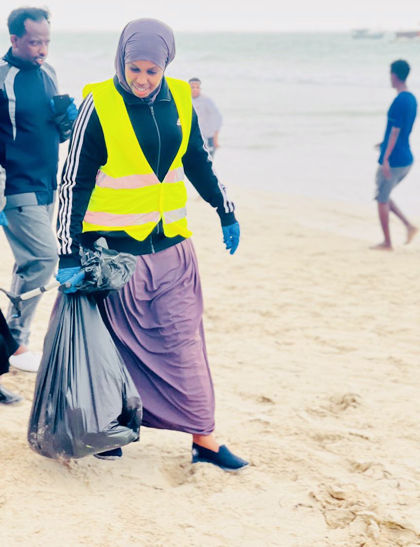 NajmaBila's tweet photo. Qashinkii aan dalka ka gurnay ayaan sharaf caalami ah ku keennay.🇸🇴🎉🥳👏🎊
Tartan ka dhacay caasimadda dalalka carabta ee Beeyruut, tartankaas oo lagu magacaabo جائزة بيروت للتطوع  ayaa waxaa u tartarmay 81 hal abuur oo isxilqaan ah, waxaa kaalinta 1aad galay Ololaha Nadaafadda Xeebaha iyo Wacyigalinta Deegaanka 

Tani waa cashar.💯✅