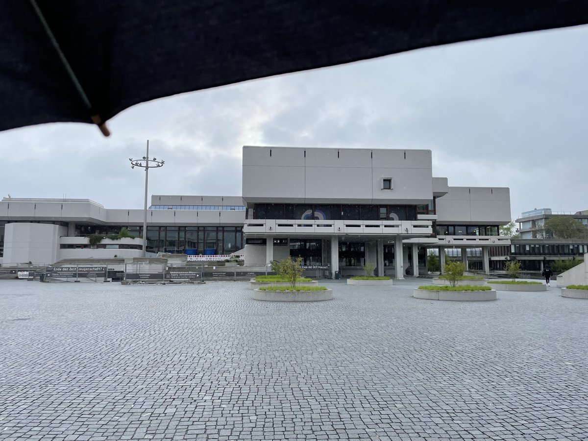 cantorstaub's tweet photo. On the second day of the semester, the weather was changeable on campus—rain and dropping temperatures. But what a warm welcome from students and staff at @uni_regensburg (I:IMSK) 🌞 I think this is the beginning of a beautiful colleagueship 🚢 https://t.co/I9PHndlUEU