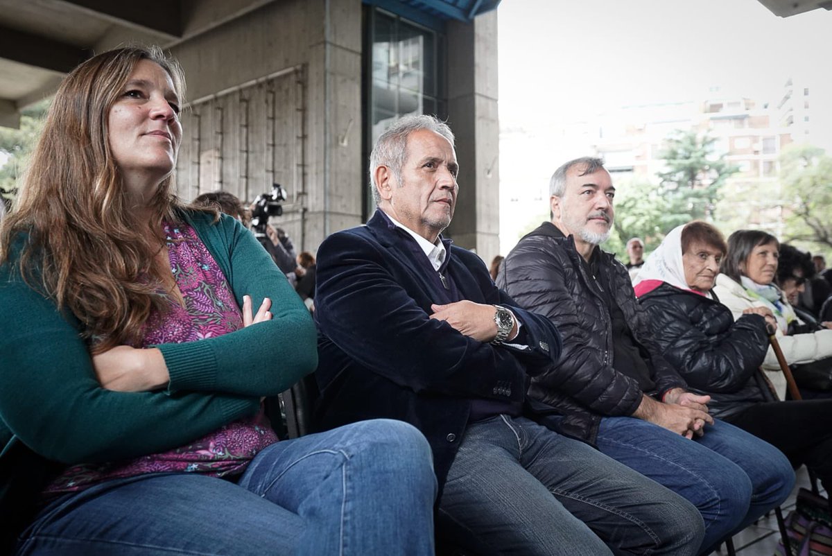 SergioOPalazzo's tweet photo. Hoy estuvimos acompañando a los 120 compañeros despedidos de la Biblioteca Nacional Mariano Moreno.

El Presidente de la Nación sigue disfrutando de la crueldad de despedir trabajadores. 

La insensibilidad no tiene límites. https://t.co/ArFsQWuv5z