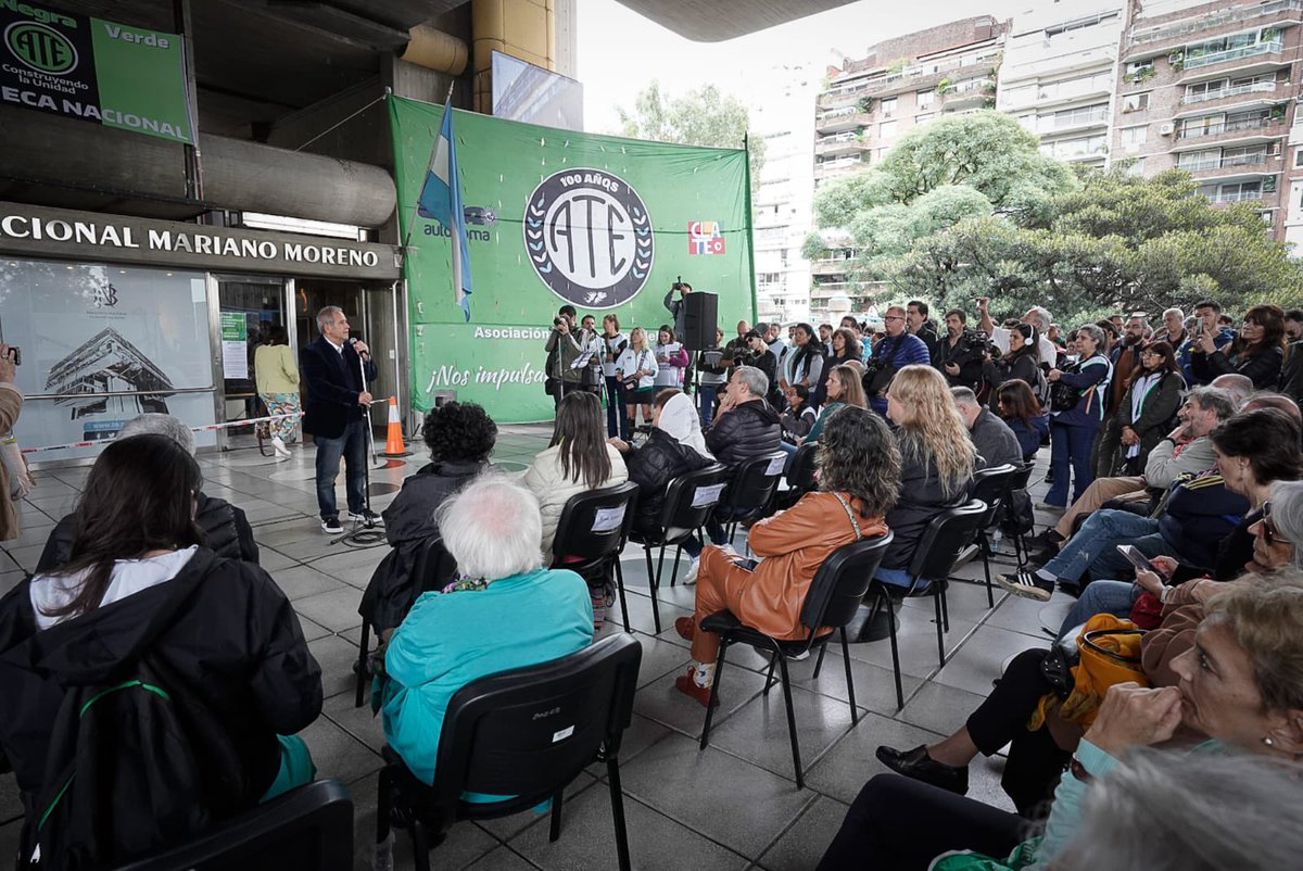 SergioOPalazzo's tweet photo. Hoy estuvimos acompañando a los 120 compañeros despedidos de la Biblioteca Nacional Mariano Moreno.

El Presidente de la Nación sigue disfrutando de la crueldad de despedir trabajadores. 

La insensibilidad no tiene límites. https://t.co/ArFsQWuv5z