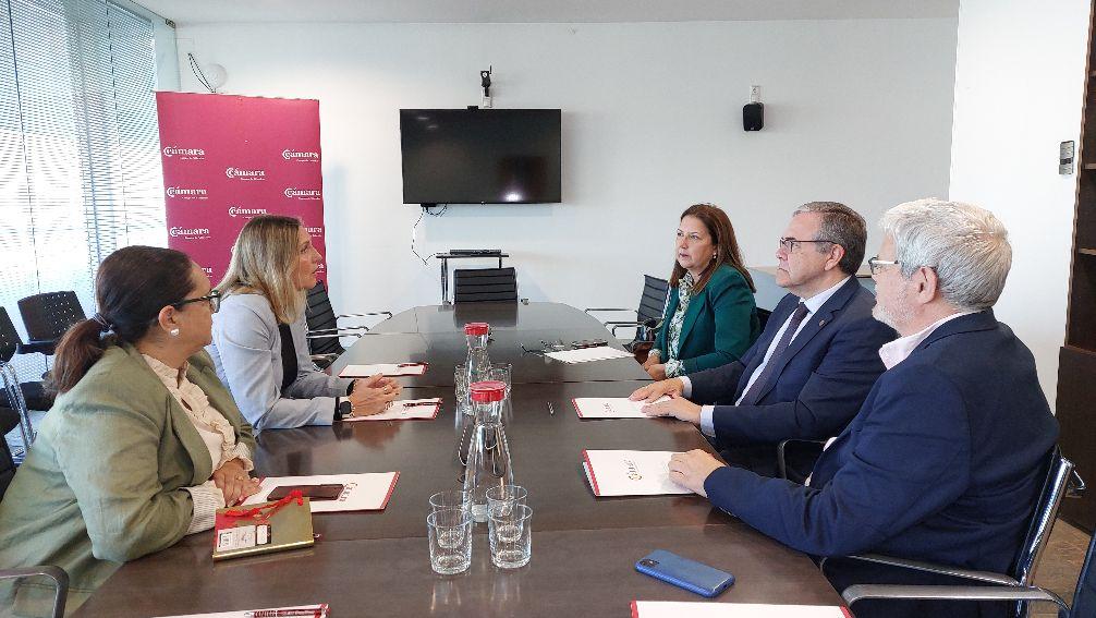 Reunión de trabajo de la presidenta Pérez Custodio y la vicepresidenta García León con la Cámara de Comercio del Campo de Gibraltar para analizar posibles líneas de colaboración en el ámbito formativo entre ambas entidades.