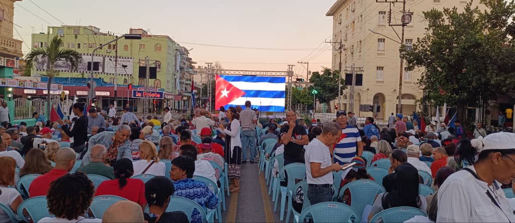 Las palabras de #Fidel, la canción comprometida, el poema de Guillen, la danza de nuestros niños, el repentismo patriota, la oratoria elocuente del combatiente y del Secretario del PCC en capital, revivieron la epopeya de #GirónVictorioso, entre protagonistas y continuadores.