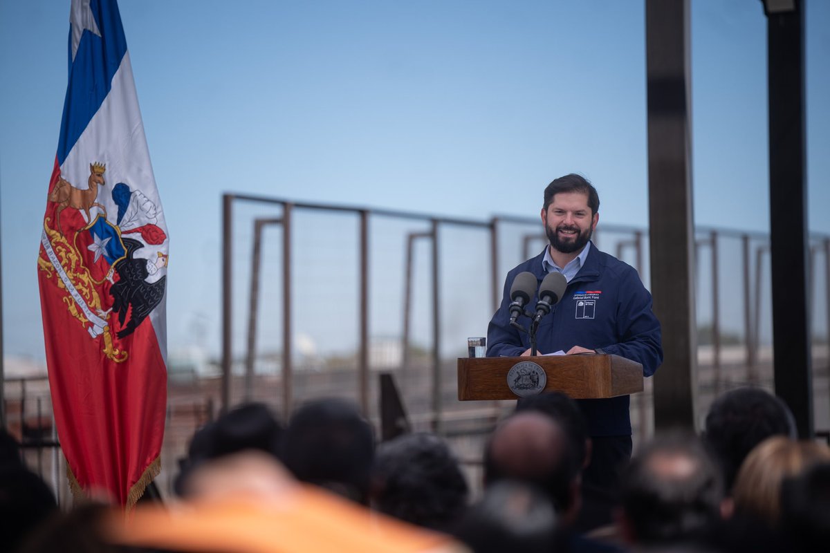 GabrielBoric's tweet photo. Desde Calama, el corazón minero de Chile, celebramos hoy la entrega de 93.600 millones del Royalty Minero para 307 comunas del país para atender las urgencias y prioridades de las familias chilenas. 

El Royalty Minero es desarrollo, justicia social, descentralización y un Estado más presente. No hay duda de que cuando se fortalecen los gobiernos locales se fortalece nuestra democracia.