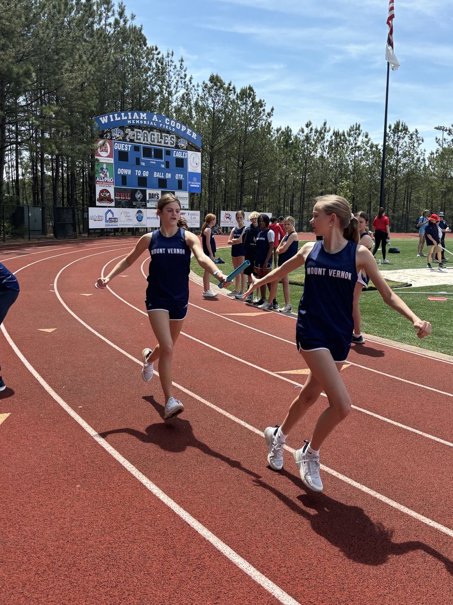 jenncbrown99's tweet photo. Fantastic 4x100 hand-off! ⁦@TheMVSchool⁩ ⁦@MV_Athletics⁩ https://t.co/HbLO3sMKrv